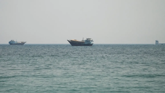 美伊争夺海峡控制权，霍尔木兹海峡船舶通行量大幅锐减
